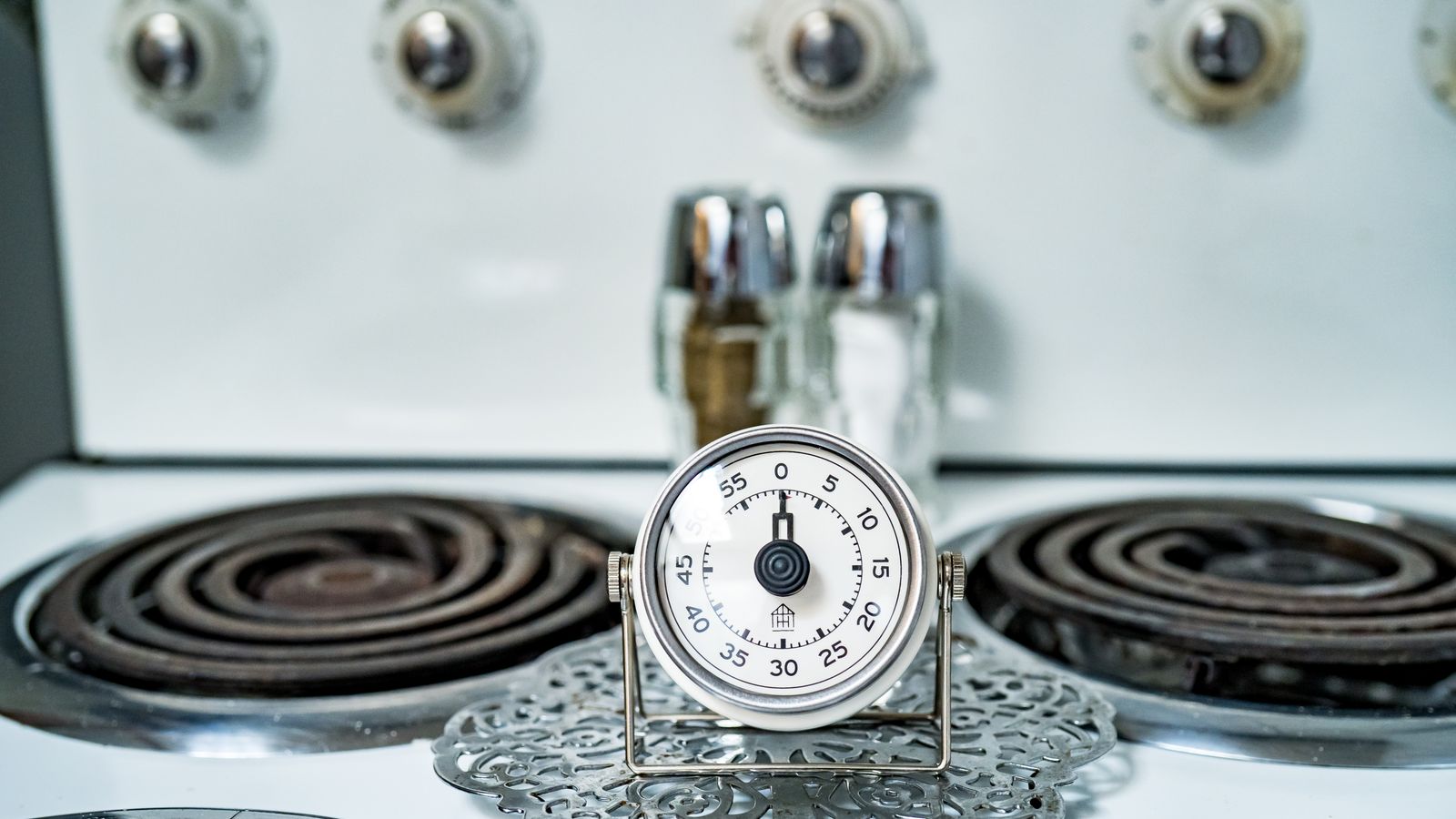 Temporizador de cocina analógico sobre una cocina de gas vintage