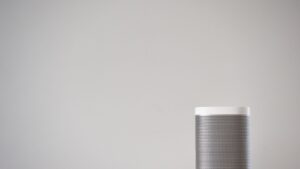 Altavoz inteligente inalámbrico sobre una mesa de madera