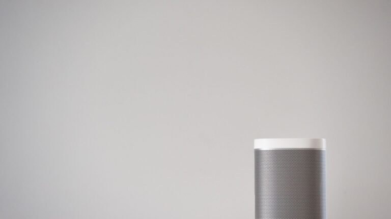 Altavoz inteligente inalámbrico sobre una mesa de madera