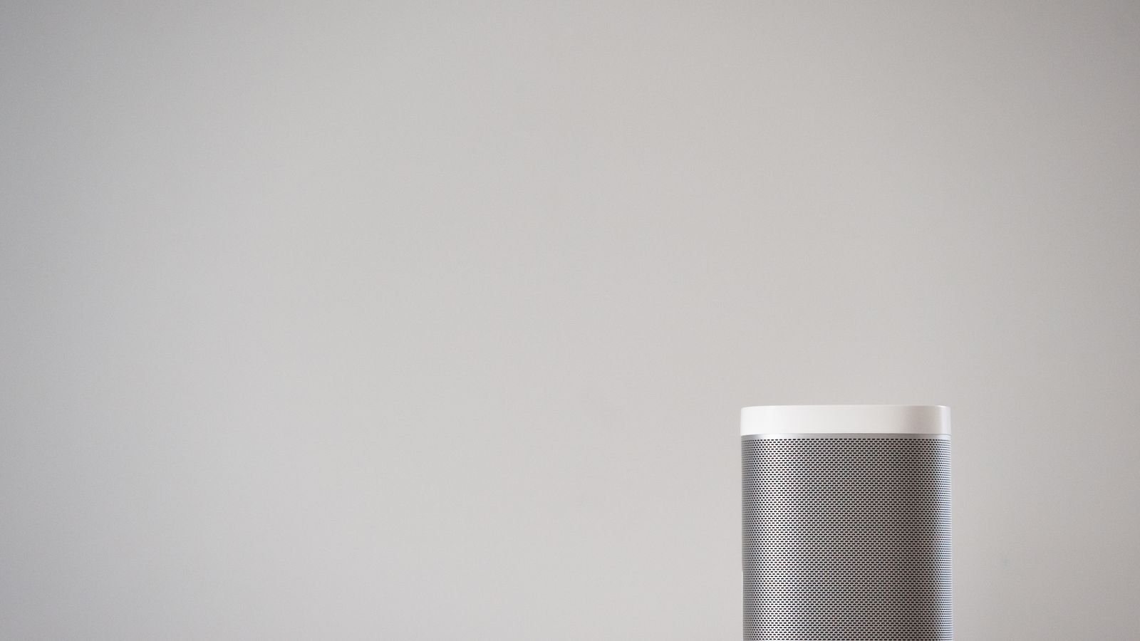 Altavoz inteligente inalámbrico sobre una mesa de madera