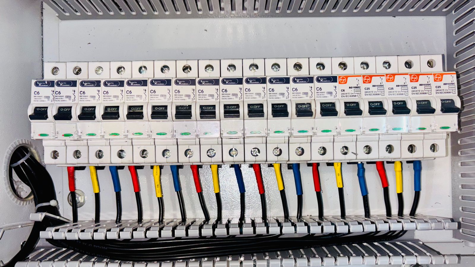 Cuadro eléctrico doméstico con cableado organizado por colores