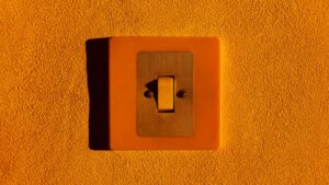 Interruptor de luz de pared, el gesto cotidiano que las bombillas inteligentes no siempre toleran