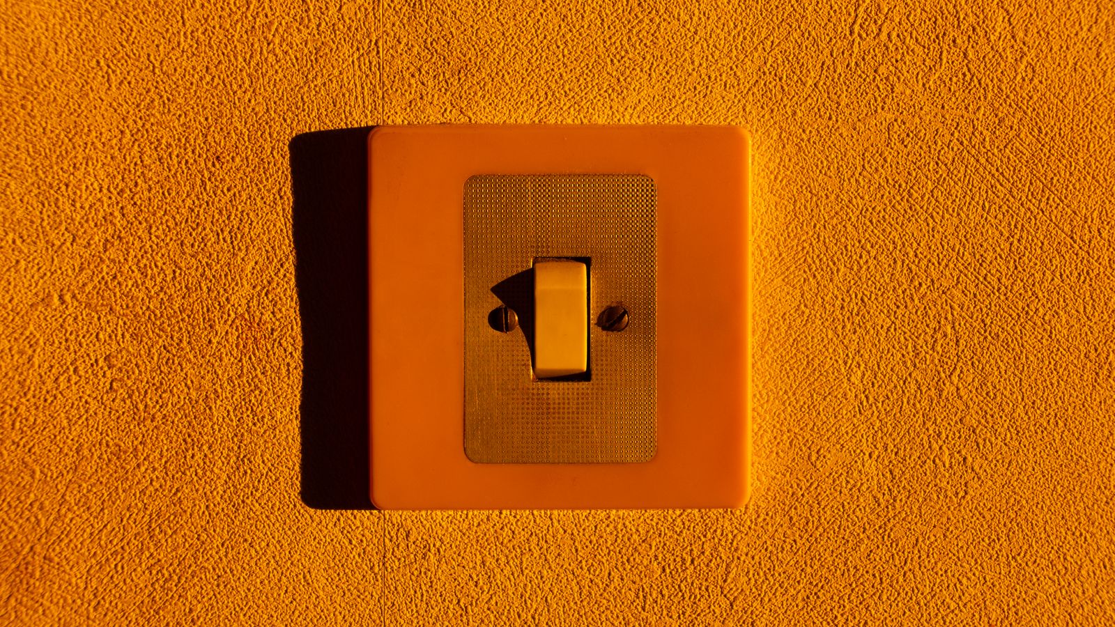 Interruptor de luz de pared, el gesto cotidiano que las bombillas inteligentes no siempre toleran