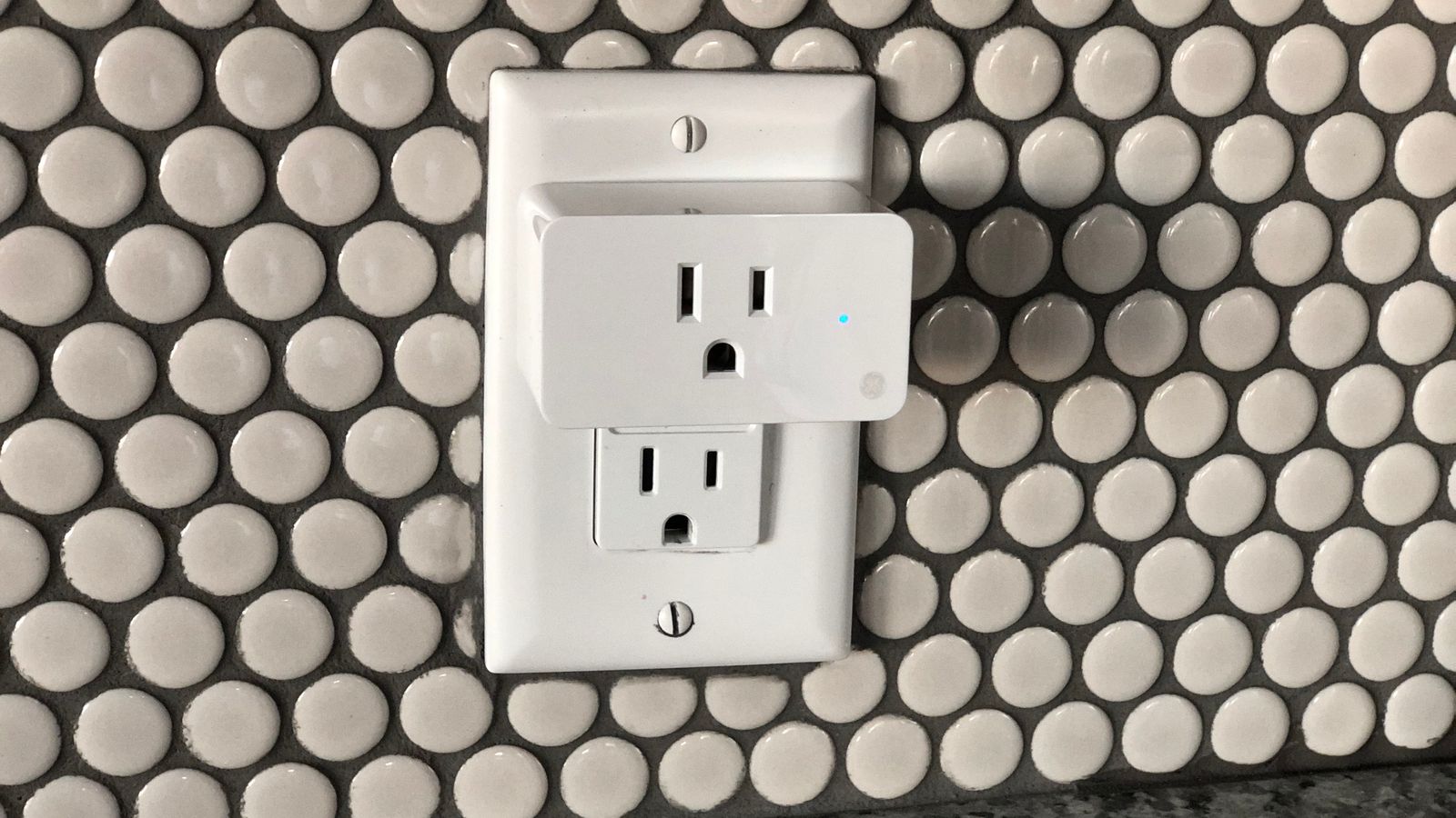 Enchufe inteligente conectado en la pared de una casa