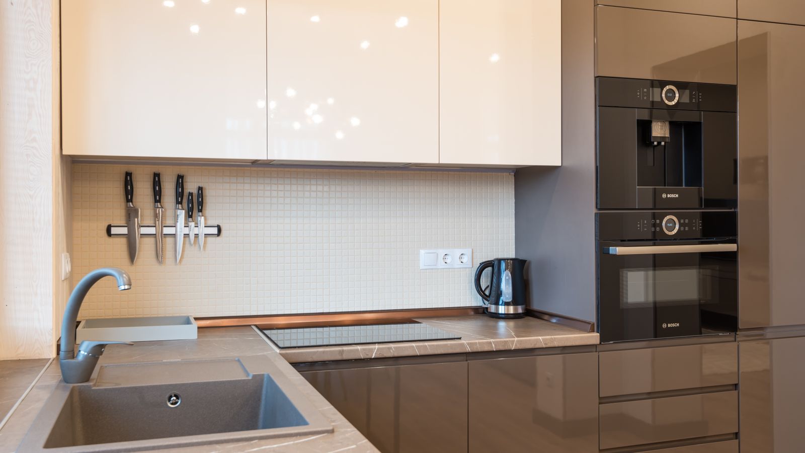 Cocina moderna minimalista con electrodomésticos integrados